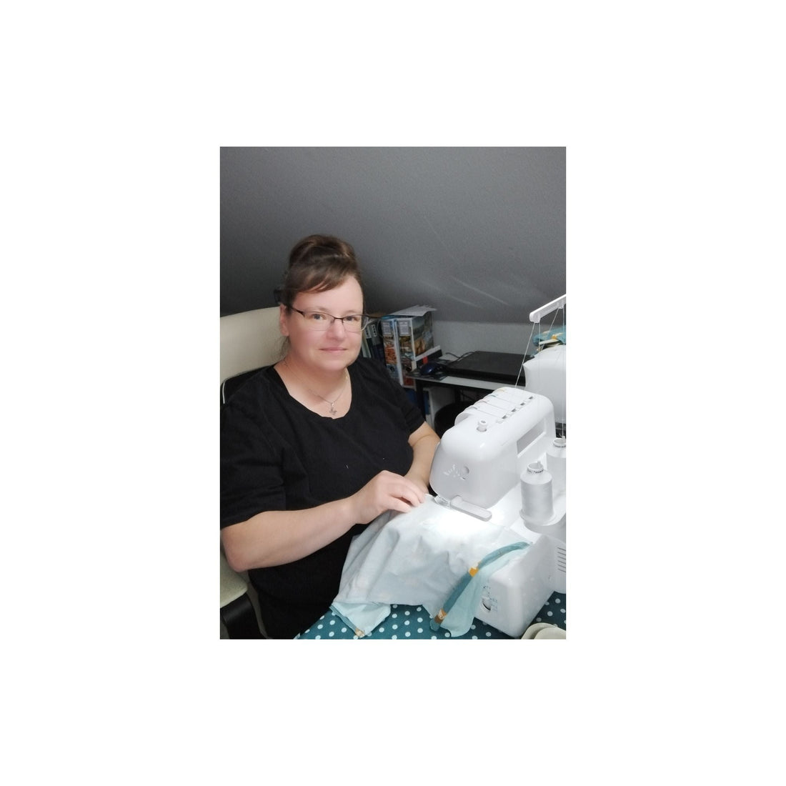 Madlen Schumann näht in ihrem Atelier an einem weißen Stoffstück. Die Szene zeigt ihre konzentrierte Handarbeit an der Nähmaschine – ein Moment echter Hingabe und handgemachter Qualität.