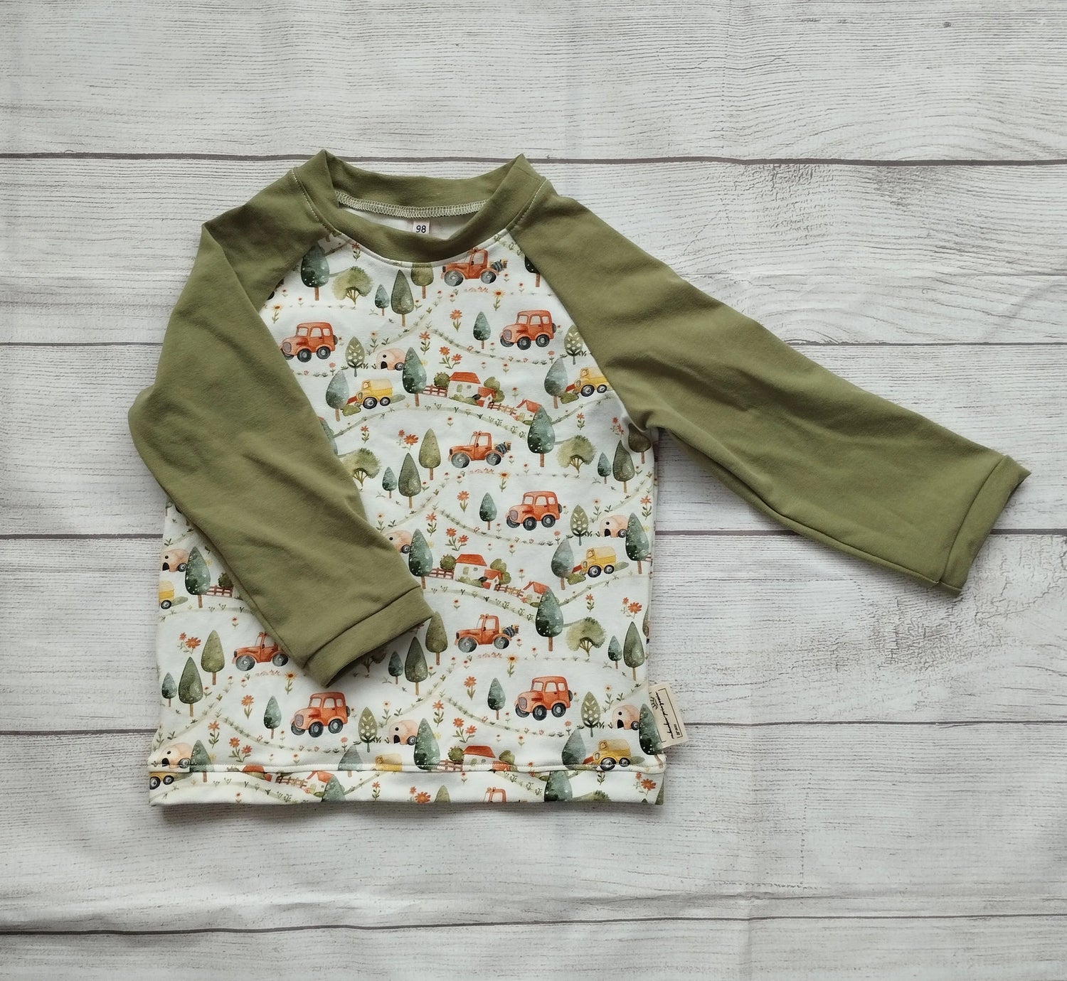 Raglan-Langarmshirt mit Auto- & Straßenprint und grünen Ärmeln