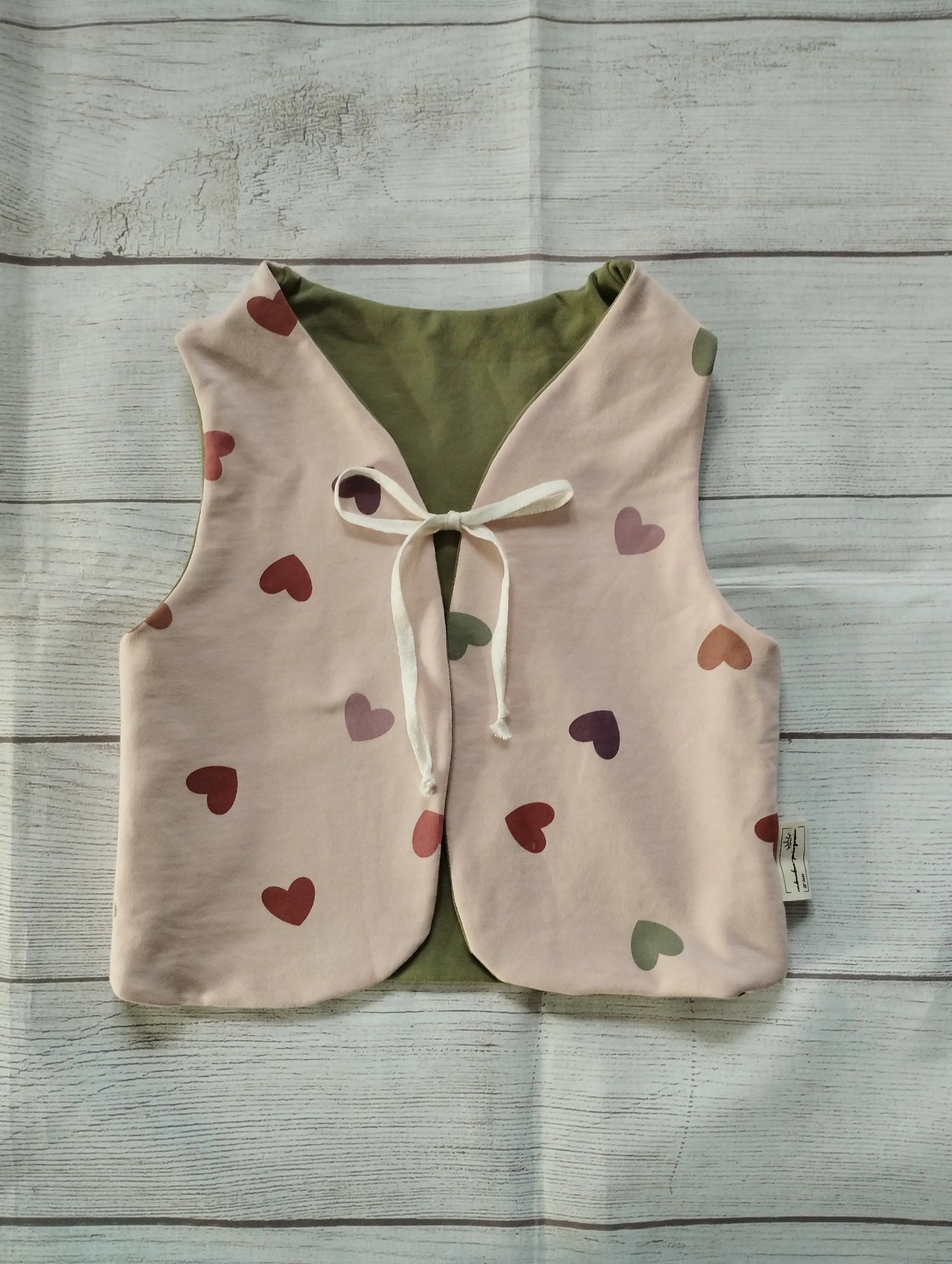 Kinderweste mit bunten Herzenmotiv und günen Innenfutter