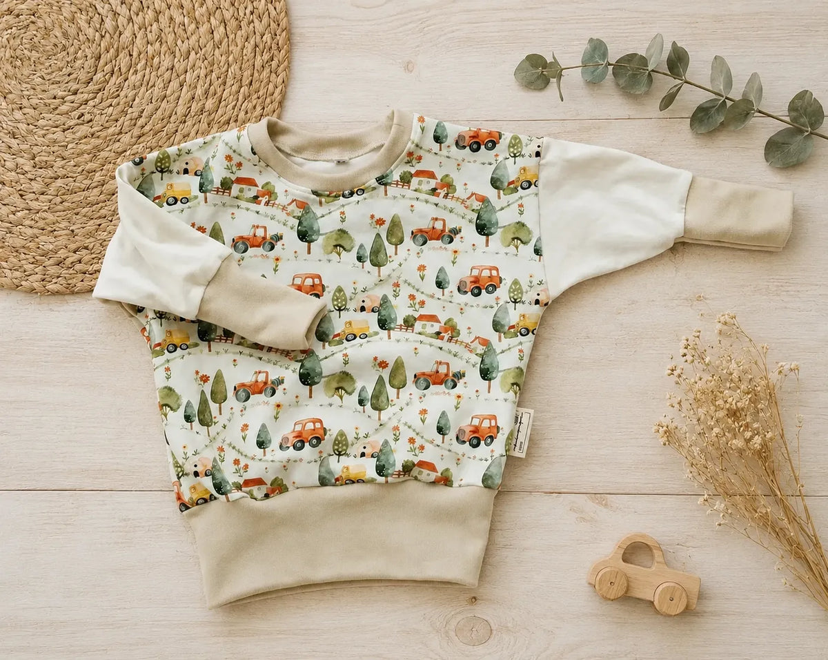 Handgenähter Babypullover mit Fahrzeug Motiv für Kinder