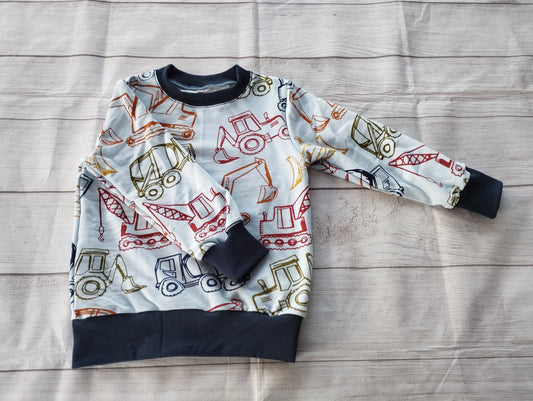 Handgemachter Kinderpullover aus OEKO-TEX zertifiziertem French Terry mit buntem Baugeräte-Motiv, genäht in Oldenburg, erhältlich in Einzelgröße.
