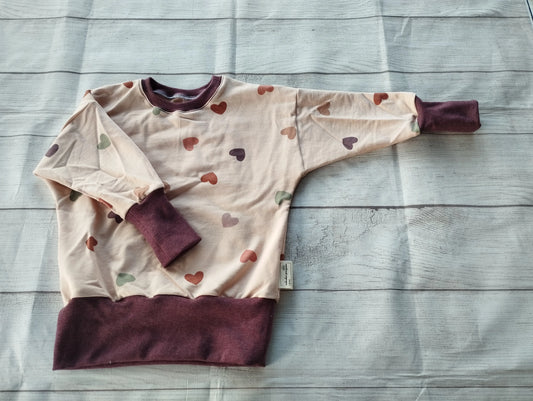 Kinderpullover mit Herzchen-Muster aus OEKO-TEX zertifiziertem French Terry, handgemacht in Oldenburg, Einzelgröße, beige mit bordeauxfarbenen Bündchen.