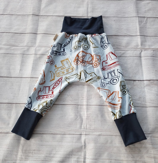Mitwachsende Kinderhose mit Baugeräte-Motiv aus OEKO-TEX zertifiziertem French Terry, handgemacht in Oldenburg, mit elastischem Bund und Bündchen.