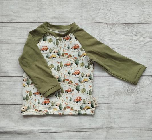 Kinder-Raglanshirt mit Auto-Muster auf hellem Stoff und olivgrünen Ärmeln – handgemacht aus Baumwolljersey

