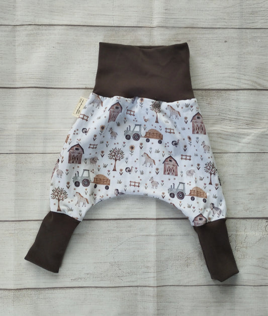 Mitwachshose für Babys mit Bauernhof-Muster und braunen Bündchen – handgemacht aus elastischem Baumwolljersey