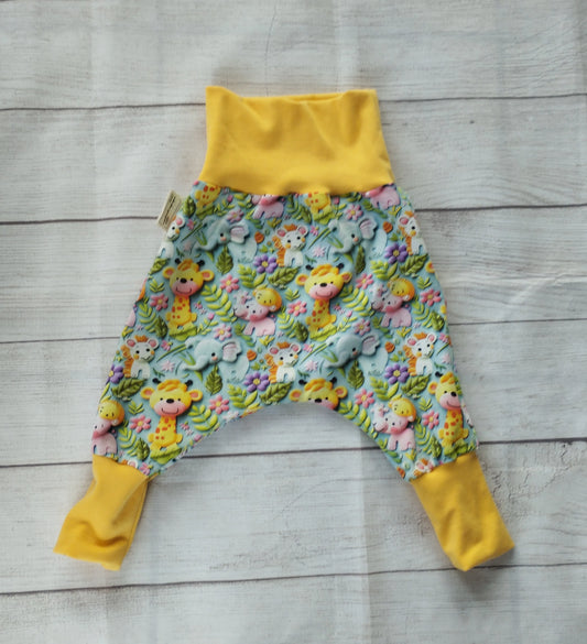 Mitwachshose für Babys mit buntem Safari-Muster und gelben Bündchen – handgemacht aus elastischem Baumwolljersey
