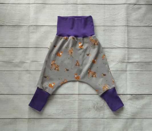 Mitwachshose für Babys mit Waldtier-Muster auf grauem Stoff und lila Bündchen – handgemacht aus elastischem Baumwolljersey