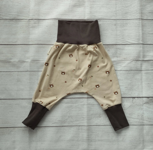 Mitwachshose für Babys mit Bärenkopf-Muster auf beigefarbenem Stoff und braunen Bündchen – handgemacht aus elastischem Baumwolljersey