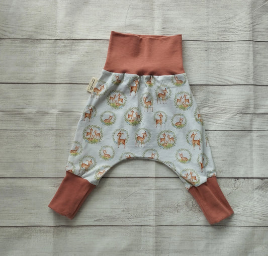 Mitwachshose für Babys mit Reh-Muster auf hellblauem Stoff und rostfarbenen Bündchen – handgemacht aus elastischem Baumwolljersey