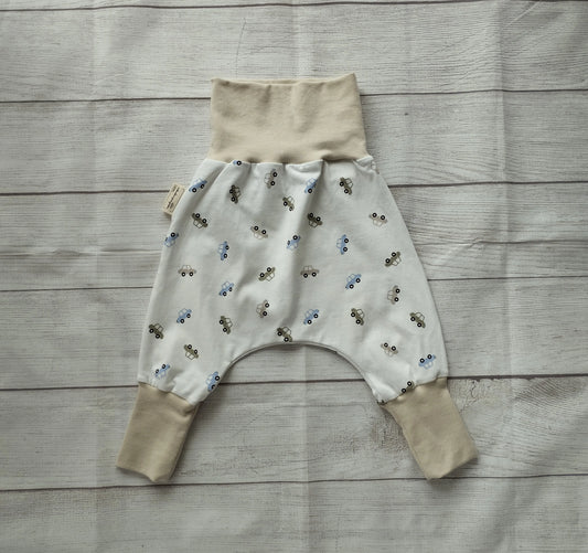 Mitwachshose für Babys mit Auto-Muster auf weißem Stoff und beigefarbenen Bündchen – handgemacht aus elastischem Baumwolljersey