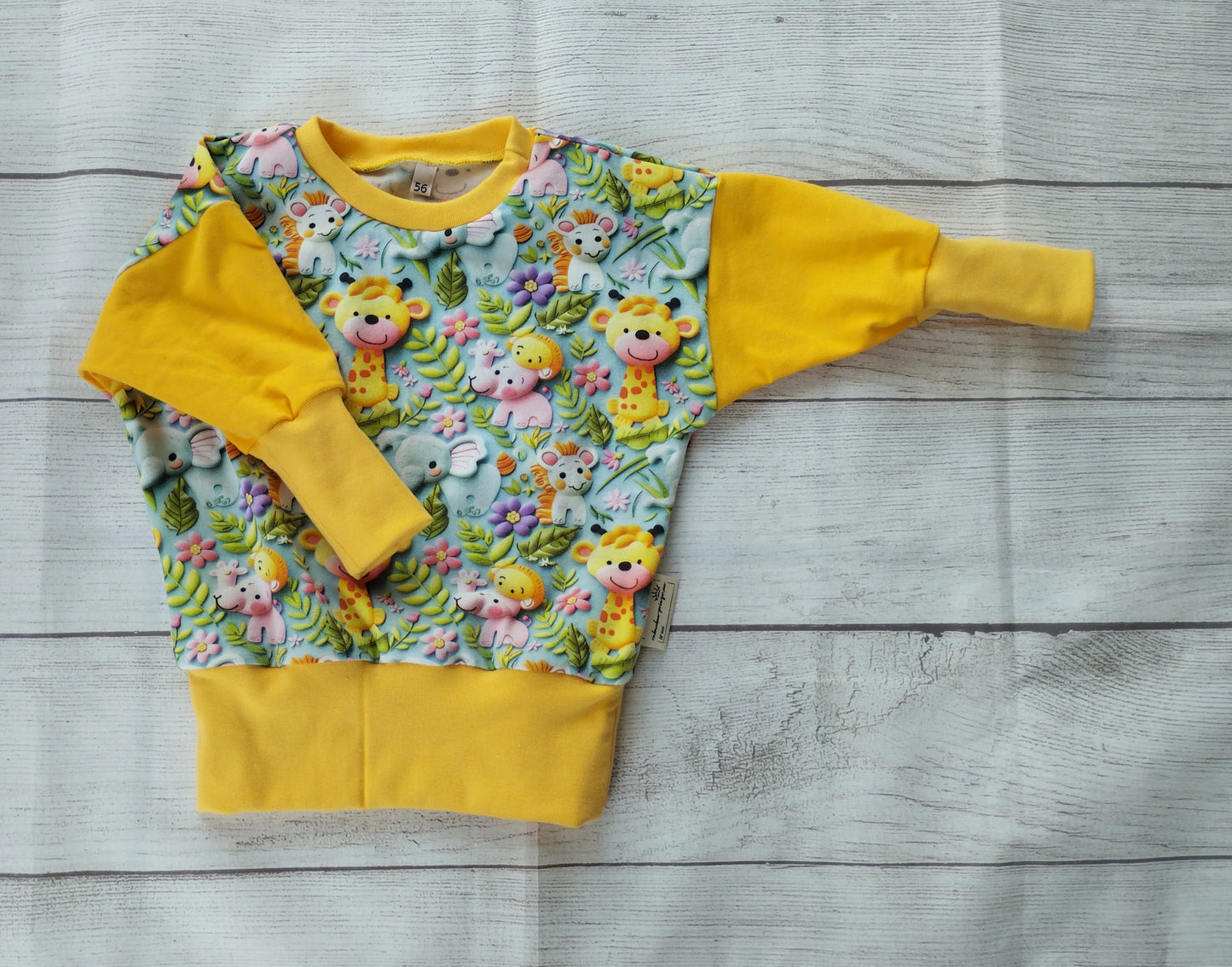 Mitwachspullover „Bunte Safari“ mit Giraffe, Elefant & Zebra – handgemacht aus Bio-Jersey, gelbe Bündchen, liebevoll genäht in Oldenburg