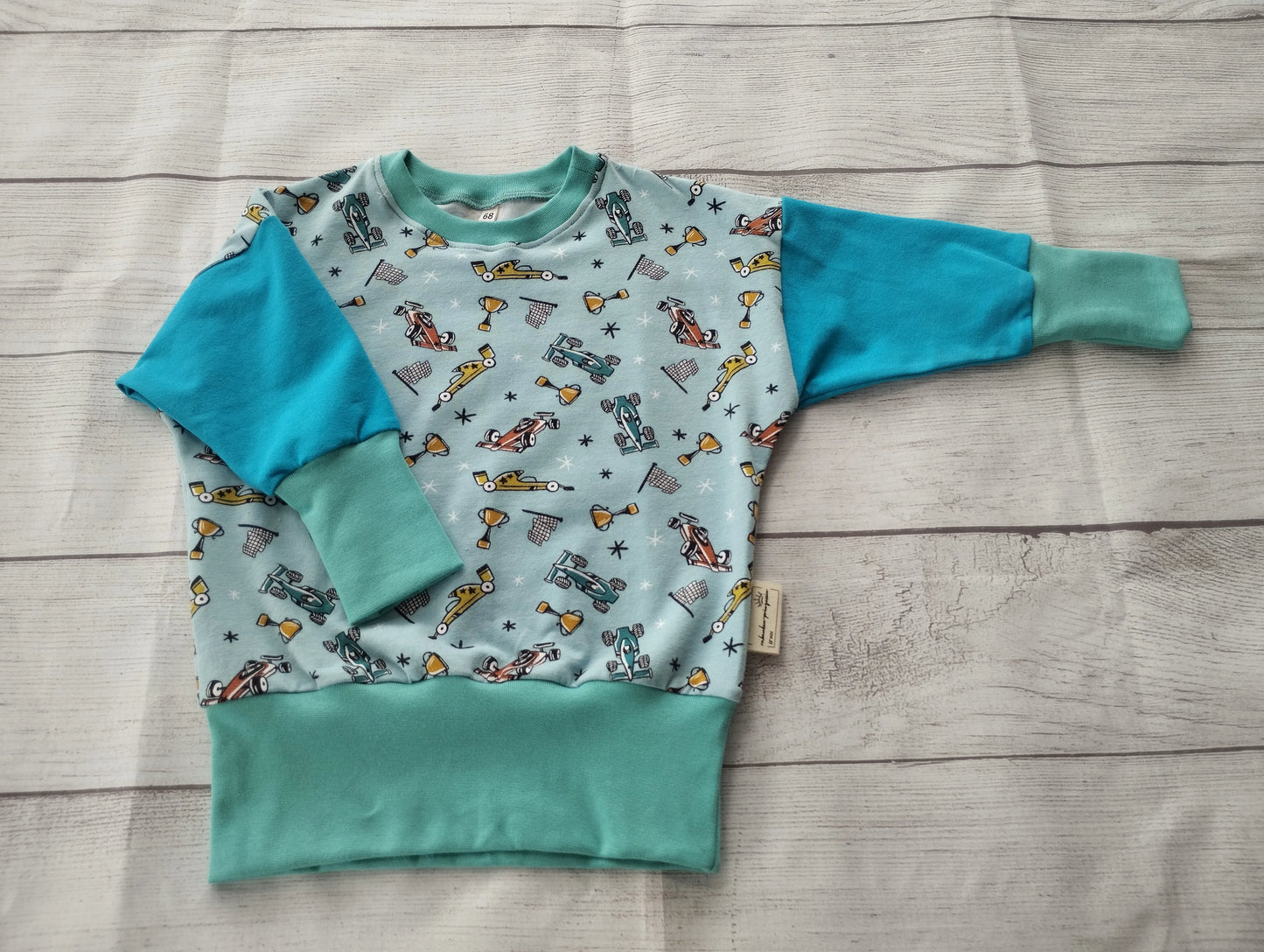 Kinderpullover mit Rennwagen-Print – handgemacht aus OEKO-TEX zertifizierten Stoffen, bequem und robust für kleine Motorsport-Fans