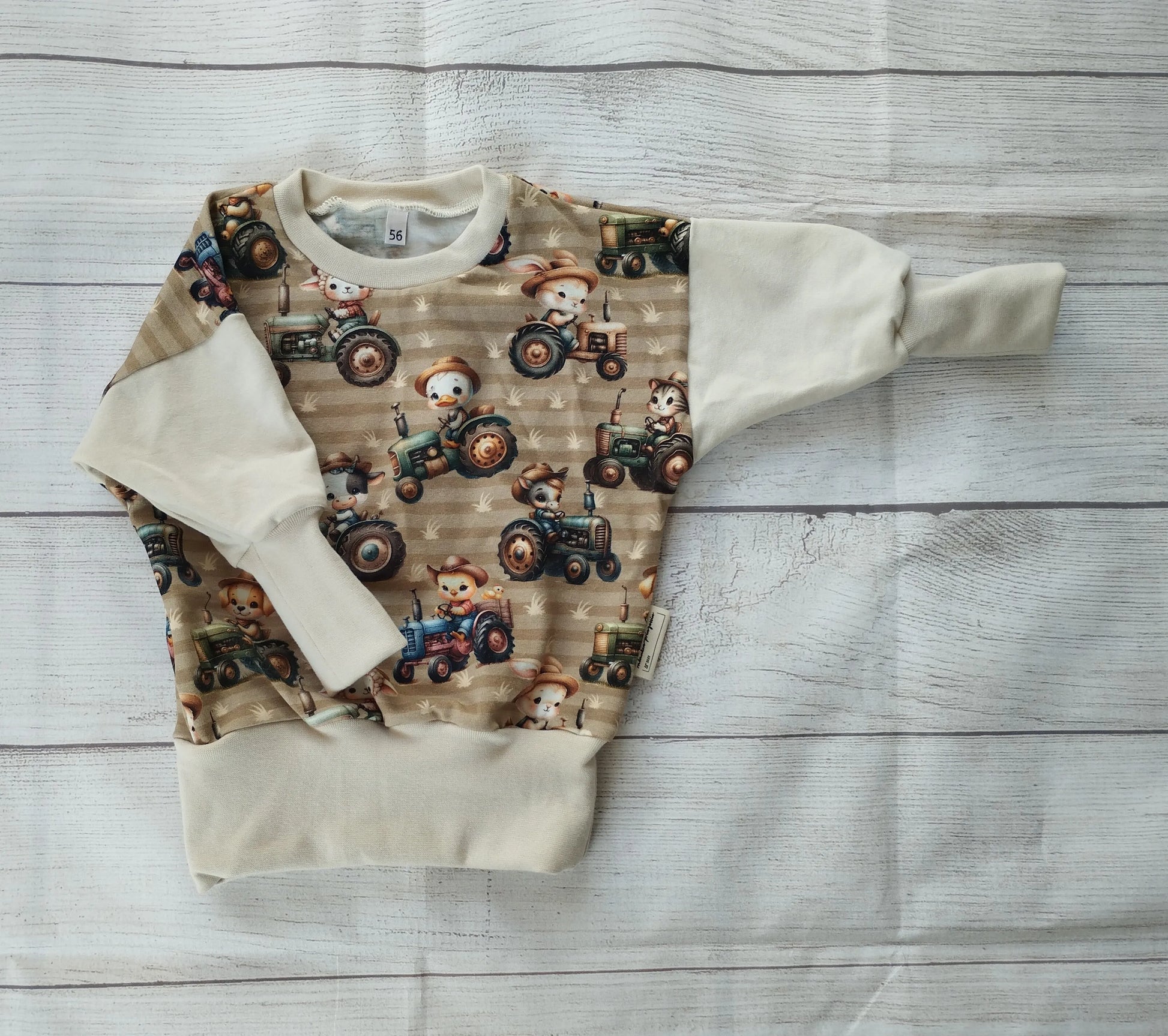 Kinderpullover mit Bauernhoftieren auf Traktor und cremefarbenen Bündchen – handgemacht aus elastischem Baumwolljersey
