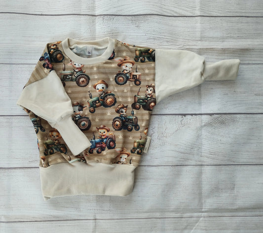 Kinderpullover mit Bauernhoftieren auf Traktor und cremefarbenen Bündchen – handgemacht aus elastischem Baumwolljersey