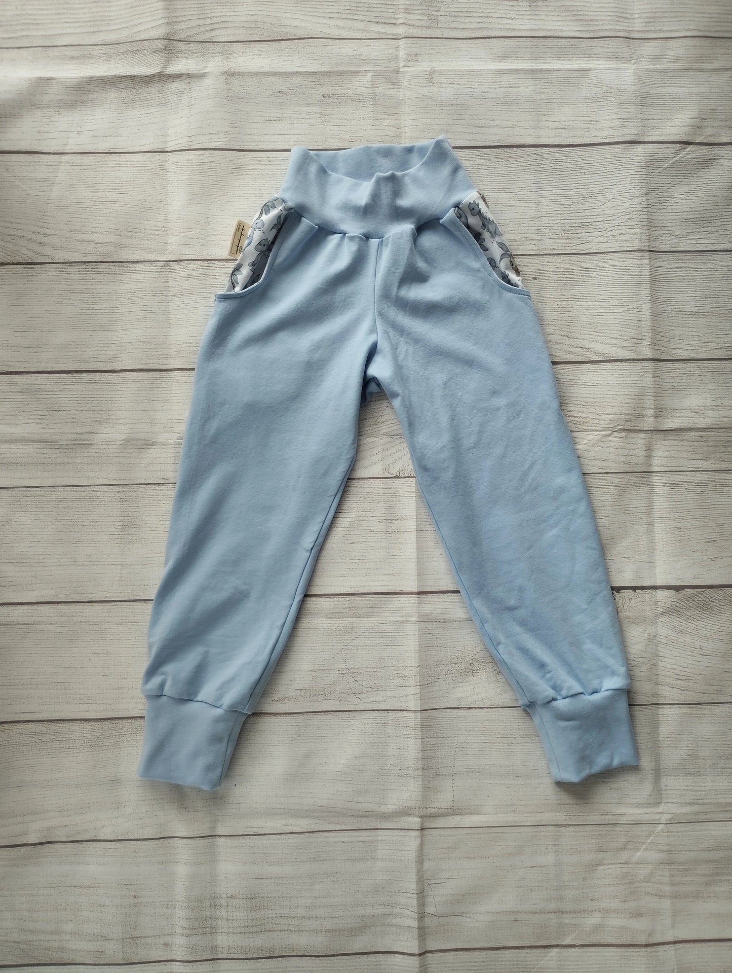 Kinder-Pumphose in Hellblau mit Taschen und elastischen Bündchen – handgemacht aus Baumwolljersey für Alltag und Spiel