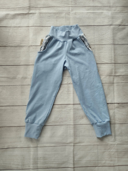 Kinder-Pumphose in Hellblau mit Taschen und elastischen Bündchen – handgemacht aus Baumwolljersey für Alltag und Spiel