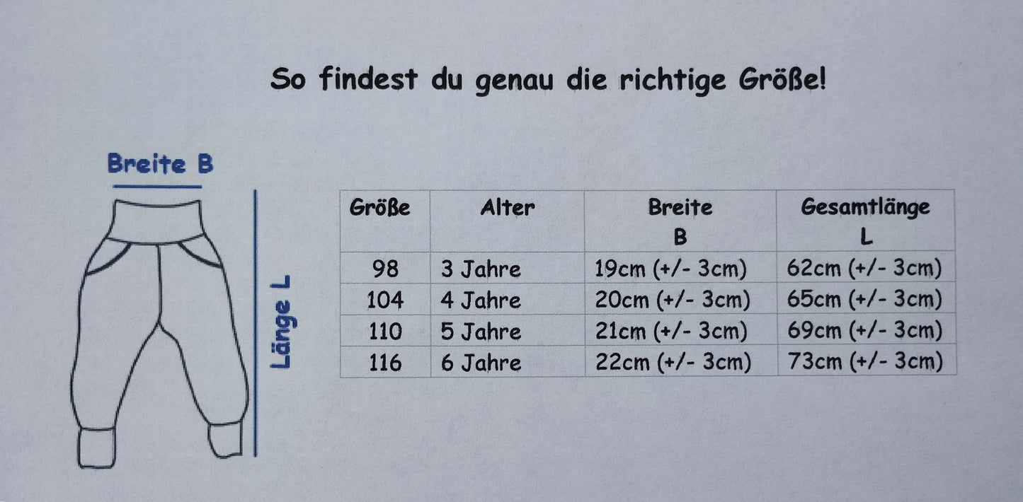 Größentabelle für Kinderhosen mit Maßskizze – zeigt Breite und Gesamtlänge für Größen 98 bis 116, passend für Kinder von 3 bis 6 Jahren