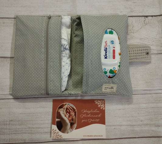 Windeltasche grau mit Grußkarte zur Geburt