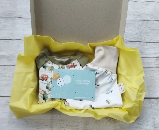 Geschenkbox mit handgemachter Babykleidung im Autoprint, liebevoll verpackt mit Geburtstagskarte - nachhaltiges Geschenk zum Geburtstag